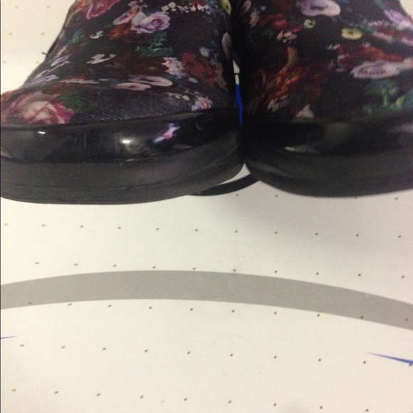 Flip on sneakers Black/Floral print size 9 1/2 - Picture 5 of 8